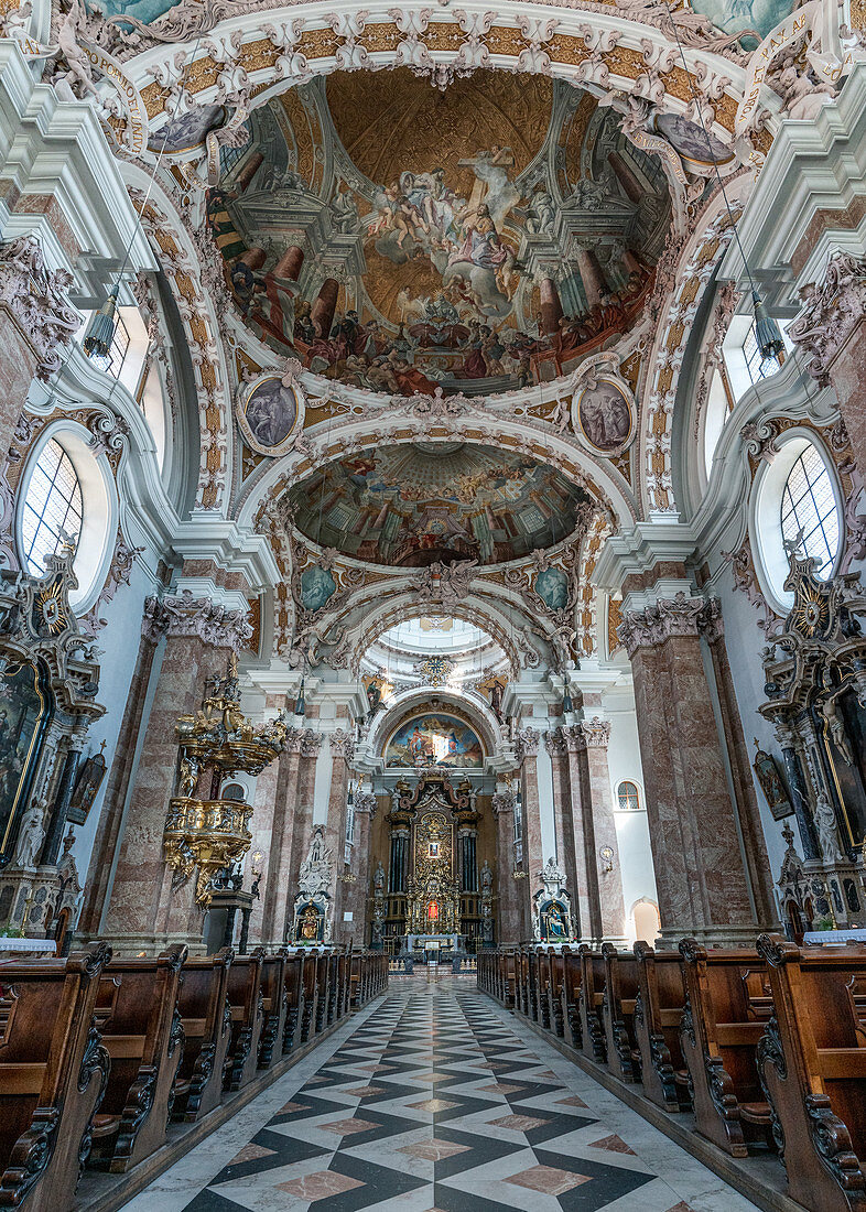 Im Inneren des Doms zu Sankt Jakob in Innsbruck, Tirol, Österreich