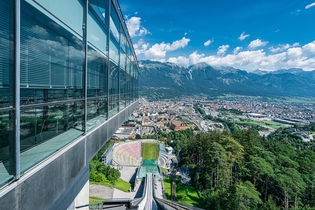 Blick vom Sprungturm am Bergisel auf die Stadt und die Nordkette in Innsbruck, Tirol, Österreich