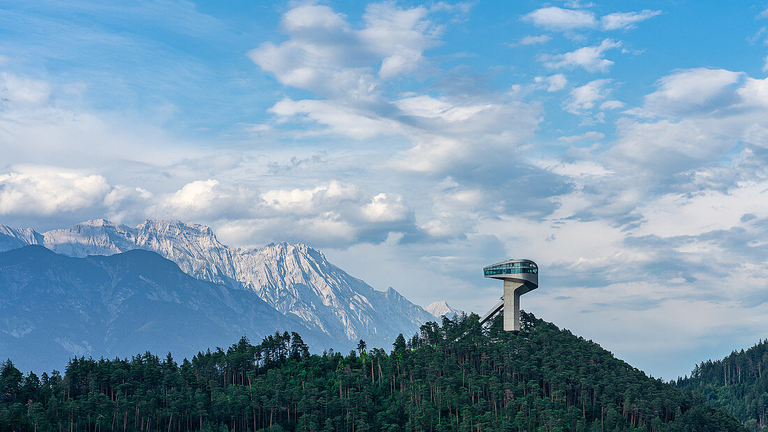 Die Bergisel Schanze mit Blick auf die Nordkette in Innsbruck, Tirol, Österreich