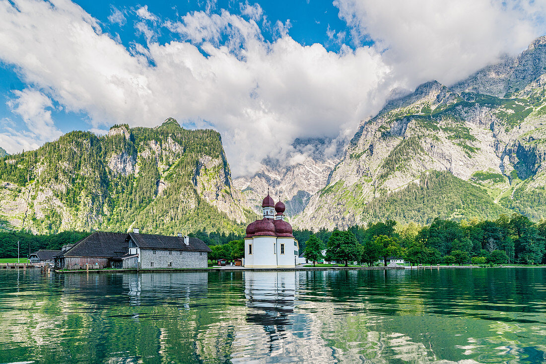 Die Wallfahrtskirche St. Bartholomä am Westufer des Königssees mit der Watzmann Ostwand im Hintergrund im Berchtesgadener Land in Bayern, Deutschland