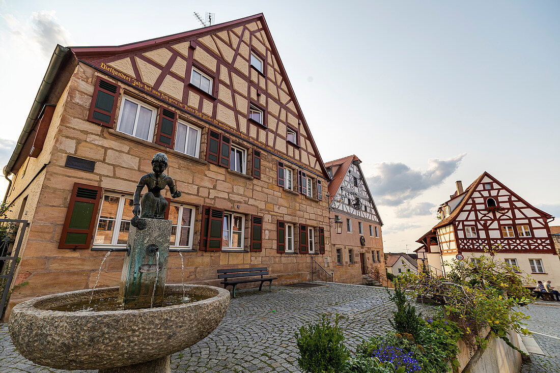 Brestlasbrunnen am Marktplatz von Cadolzburg, Franken, Bayern, Deutschland