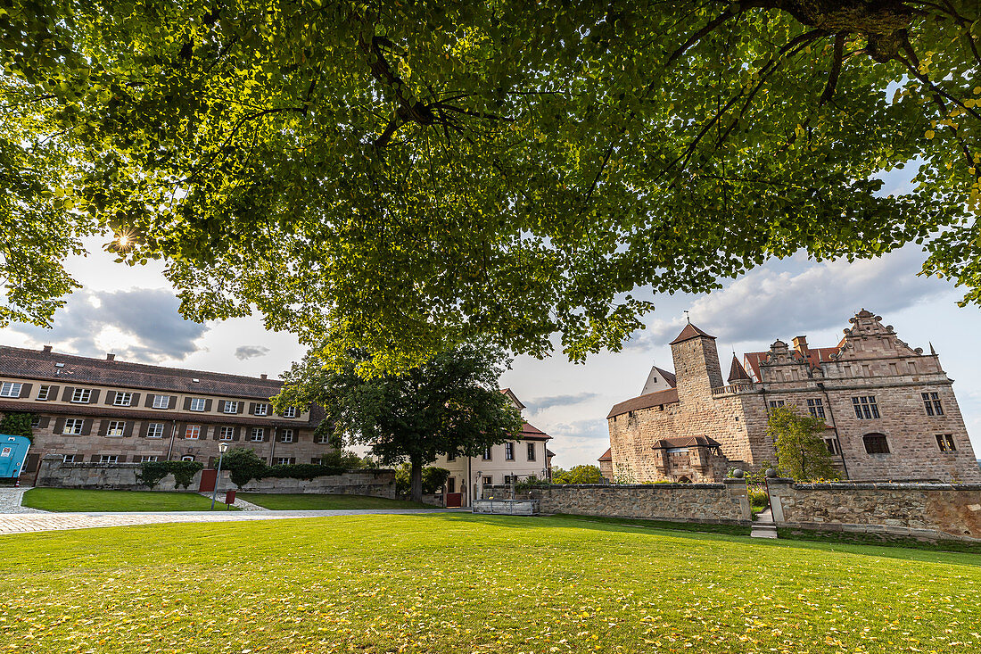 Sicht von großer Linde im Burghof der Burg Cadolzburg am späten Nachmittag, Cadolzburg, Franken, Bayern, Deutschland