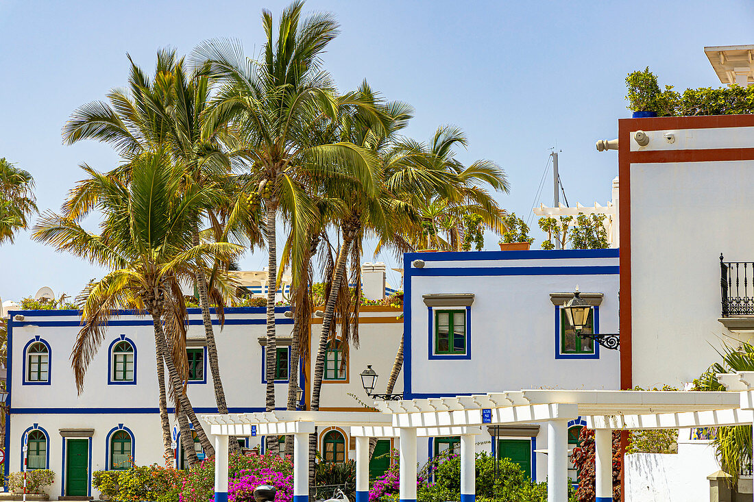 Restaurierte bunte Häuser in beliebter Hafenstadt Puerto de Mogan, Südwesten von Gran Canaria, Spanien