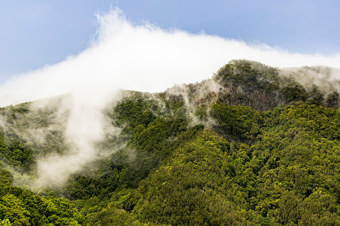 Wolken ziehen über Gebirgskette im Anaga Gebirge, Teneriffa, Spanien