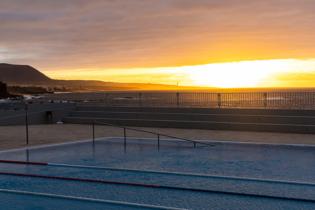 Sonnenuntergang in Garachico mit Schwimmbecken im Vordergund, Teneriffa, Spanien