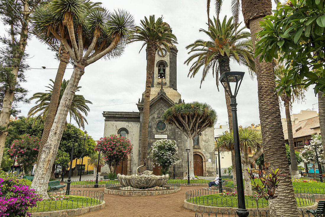 Park mit Kirche "Nuestra Señora de la Peña de Francia", Puerto de la Cruz, Teneriffa, Spanien