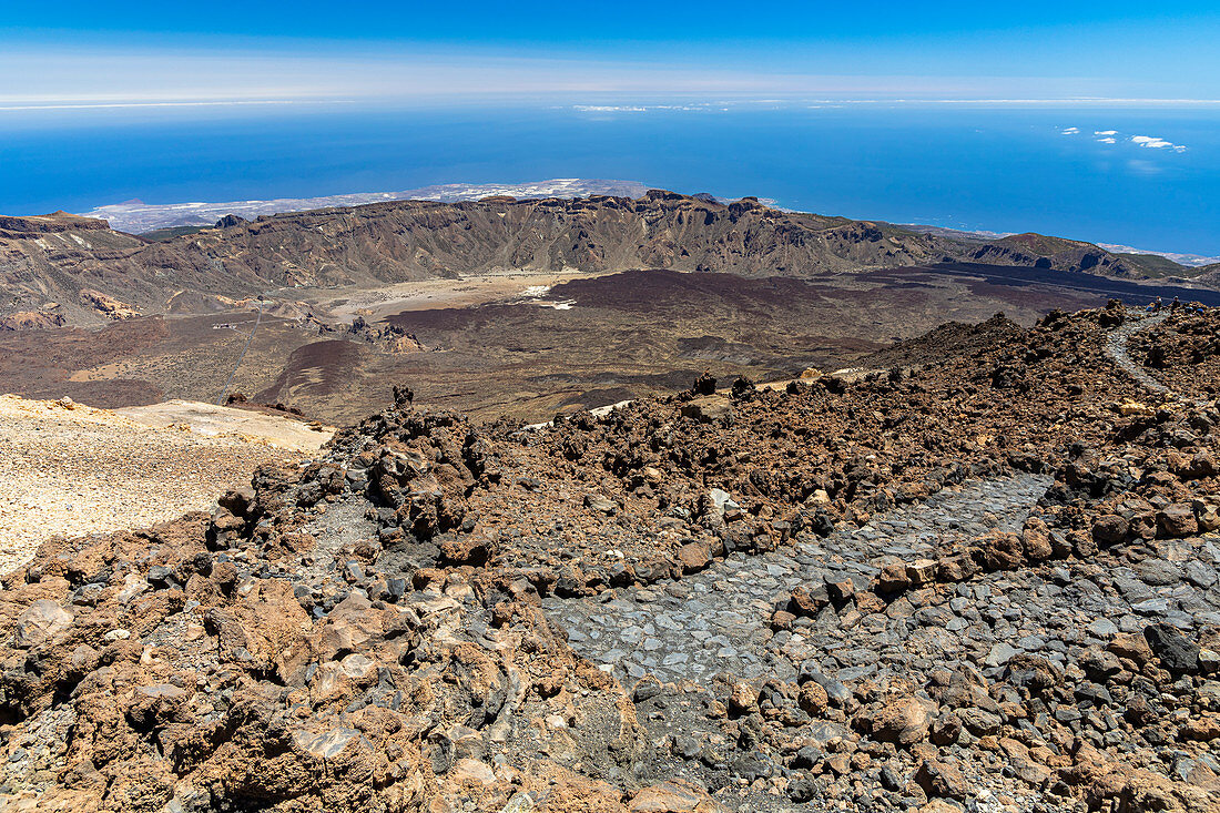 Sicht vom Gipfel des Teide Vulkans (3.555 m) auf Vulkanlandschaft im Teide Nationalpark, Teneriffa, Spanien