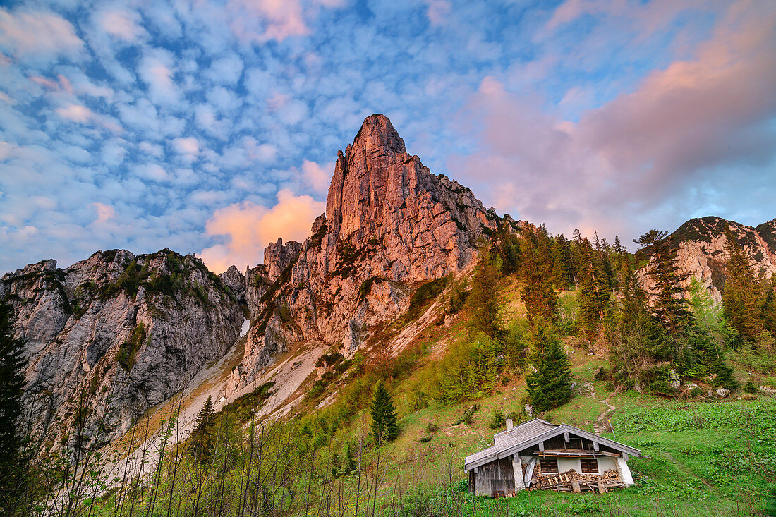 Wolkenstimmung über Hörndlwand und traditionellem Almgebäude, Hörndlwand, Chiemgauer Alpen, Chiemgau, Oberbayern, Bayern, Deutschland