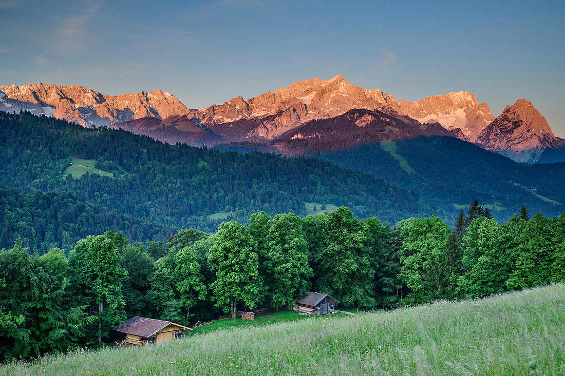 Wettersteingebirge mit Alpspitze und Zugspitze im Morgenlicht, Werdenfelser Land, Bayerische Alpen, Oberbayern, Bayern, Deutschland