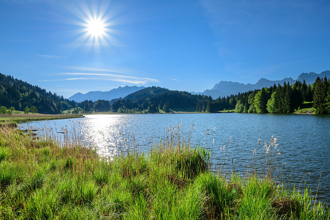 Geroldsee mit Karwendel im Hintergrund, Werdenfelser Land, Werdenfels, Bayerische Alpen, Oberbayern, Bayern, Deutschland