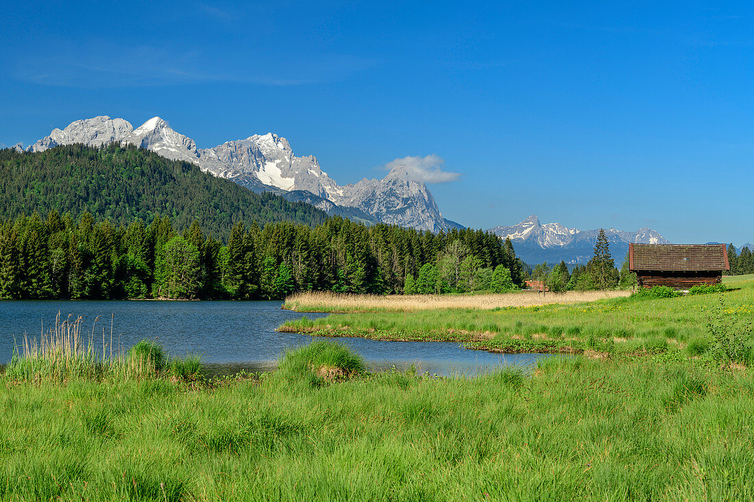 Geroldsee mit Wetterstein mit Alpspitze und Zugspitze im Hintergrund, Werdenfelser Land, Bayerische Alpen, Oberbayern, Bayern, Deutschland