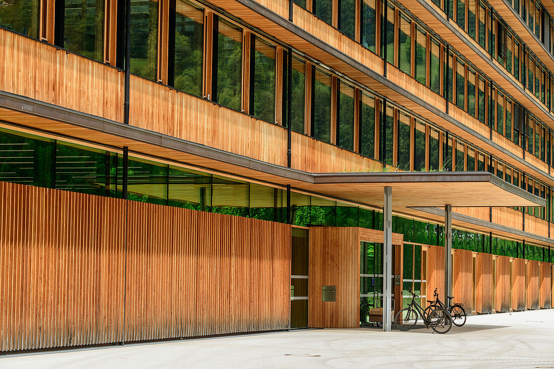 Holzfassade der Kraftwerkszentrale Illwerke bei Vandans, Architekt: Hermann Kaufmann, Montafon, Vorarlberg, Österreich