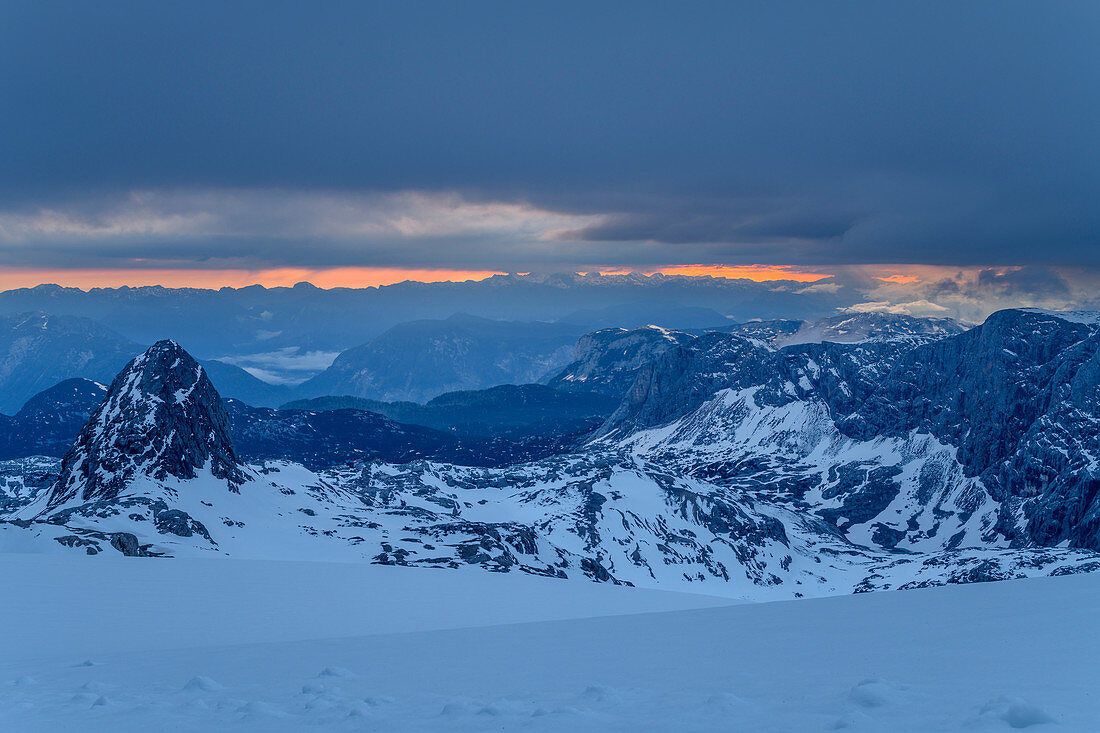 Regenwolken über Hallstätter Gletscher mit Schöberl und Totem Gebirge im Hintergrund, Hallstätter Gletscher, Dachstein, Oberösterreich, Österreich