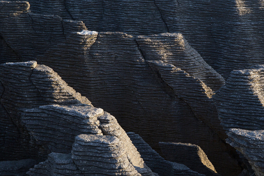 Schichten der Pancake Rocks im Paparoa Nationalpark an der West Coast in Neuseeland