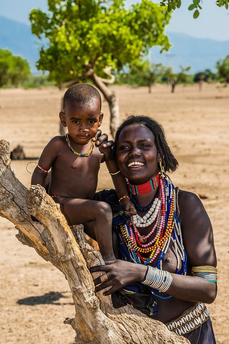 Mutter und Kind des Arbore-Stammes, Omo Tal, Äthiopien