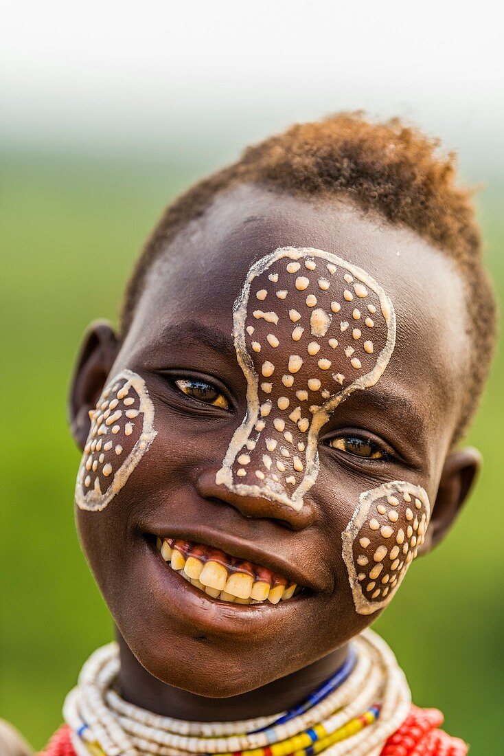 Teenager Mädchen des Kara-Stammes mit Gesichtsbemalung , Dorf Dus, Omo Tal, Äthiopien