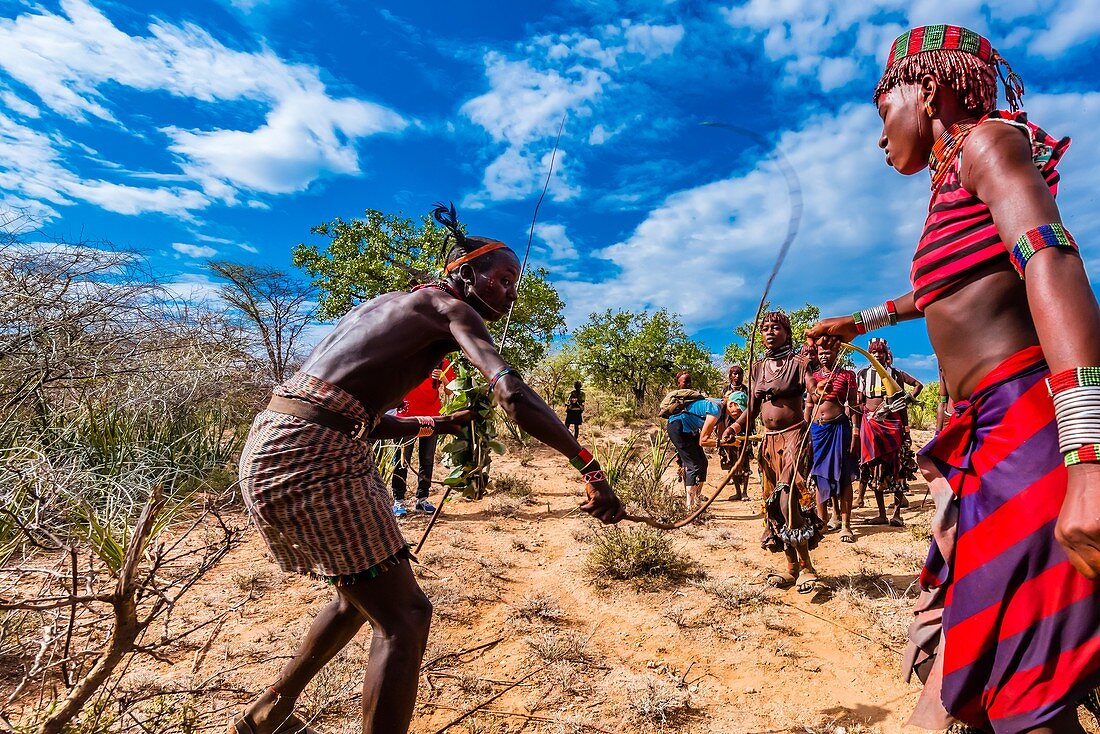 Bei der Bullensprung-Zeremonie des Hamer-Stammes, einem Übergangsritus, der einen Jungen in die Männlichkeit einweiht, bitten Frauen und Mädchen die Männer, sie auszupeitschen. Und den 'Maza' (der die Zeremonie bereits zuvor durchlaufen hat, um sie härter zu schlagen) antagonisieren. Tiefere Narben zeigen eine höhere Intensität des Engagements für die Männer. Omo Tal, Äthiopien