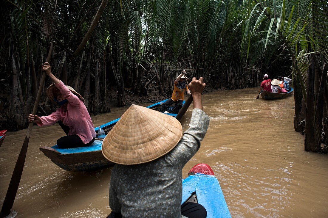 Zahlreiche Boote fahren durch das Mekong-Delta in der Nähe von Ho-Chi-Minh-Stadt (Vietnam), Ho-Chi-Minh, Vietnam