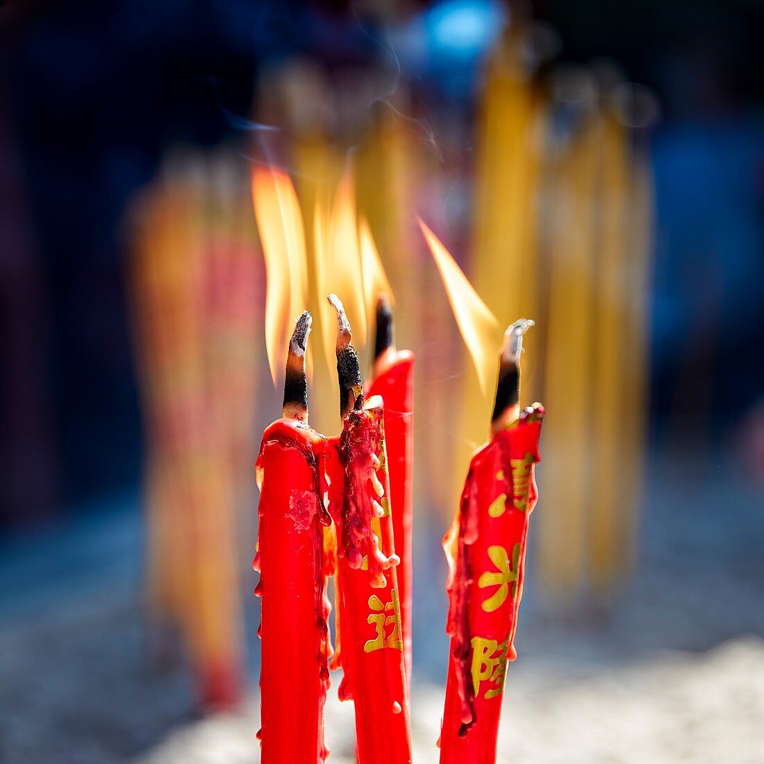 Brennende rote Kerzen im A-Ma-Tempel, Macau, China