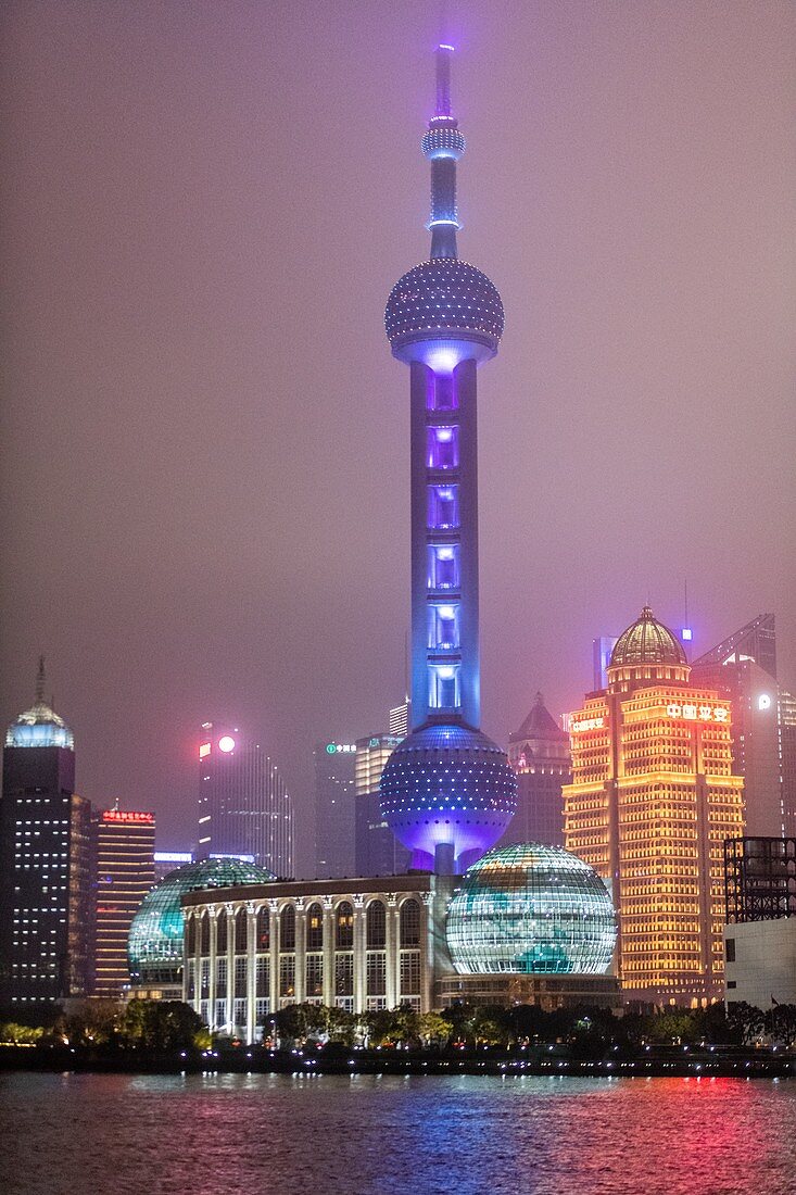 Das leuchtende Stadtbild von Shanghai, China bei Nacht.