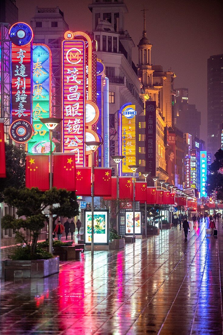 Grelle Neonlichter an der Nanjing Road in Shanghai, China