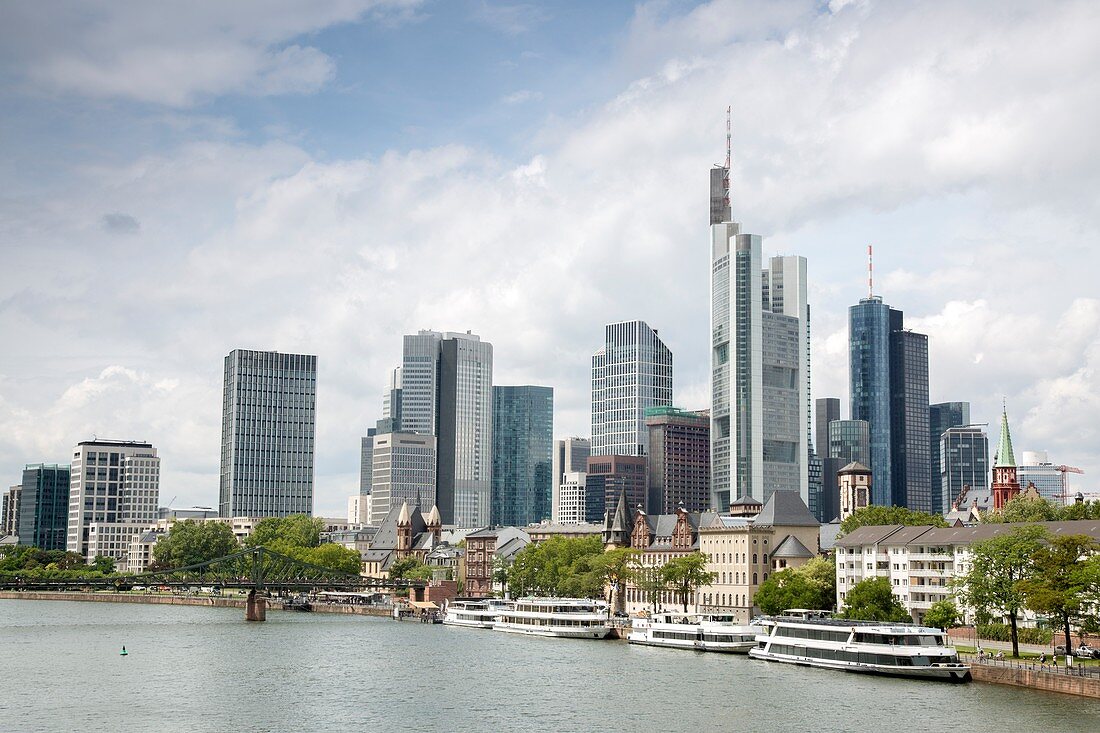 Stadtbild mit Bootstour, Frankfurt am Main, Deutschland