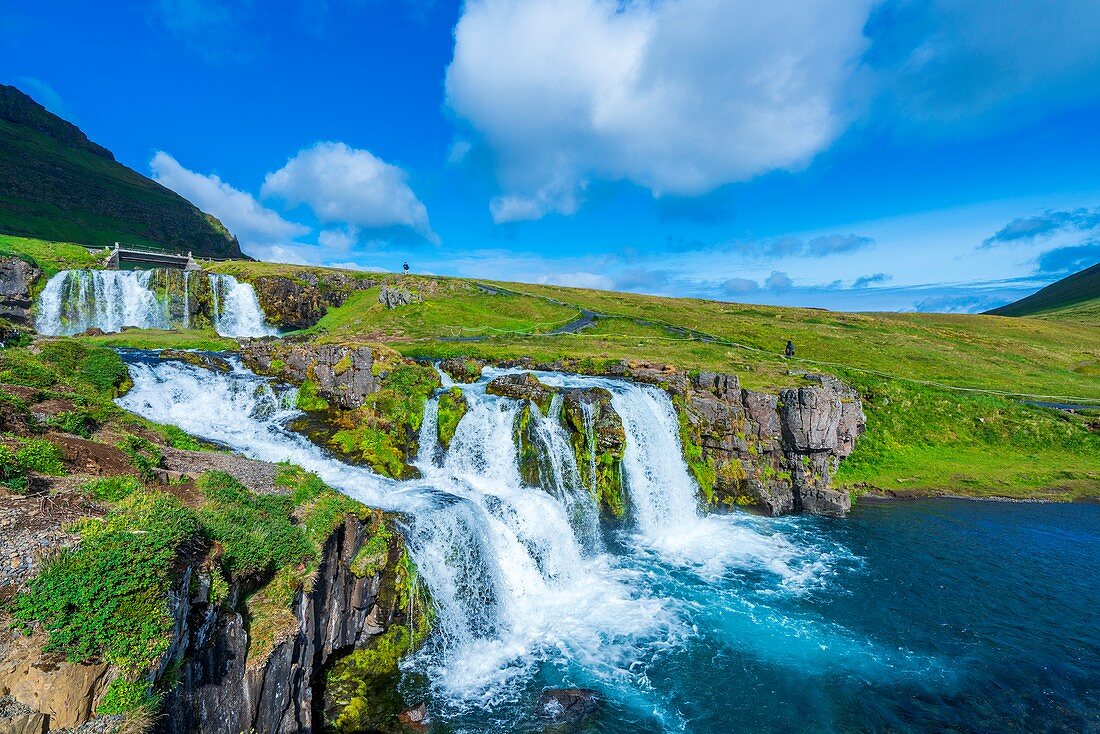 Kirkjufellsfoss, Wasserfall nahe dem Berg von Kirkjufell, Halbinsel Snaefellsnes, Island