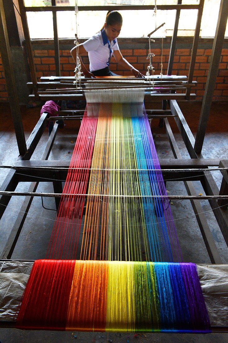 Frau arbeitet in einer traditionellen Seidenfabrik, Stung Treng, Kambodscha, Südostasien
