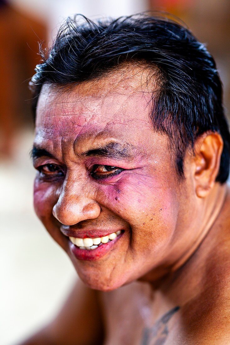 Porträt eines männlichen Darstellers bei einer traditionellen balinesischen Barong- und Kris-Tanzshow, Batabulan, Bali, Indonesien