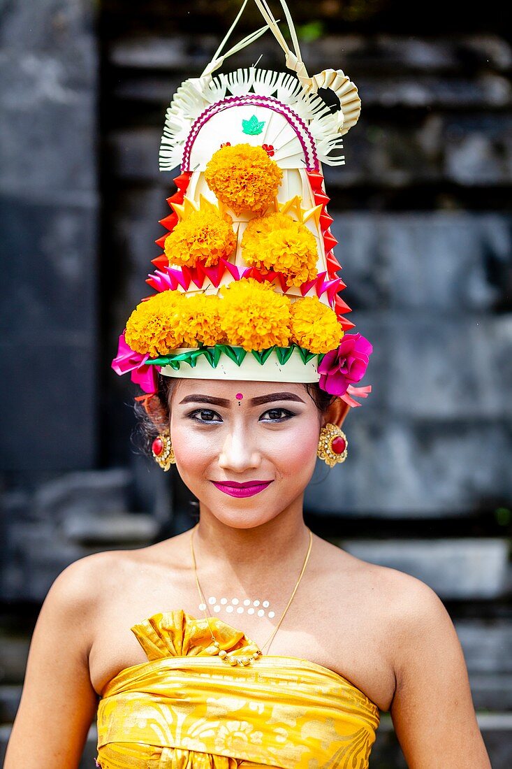 Eine junge balinesische Hindu-Frau im Festivalkostüm bei der Batara-Turun-Kabeh-Zeremonie, Besakih-Tempel, Bali, Indonesien