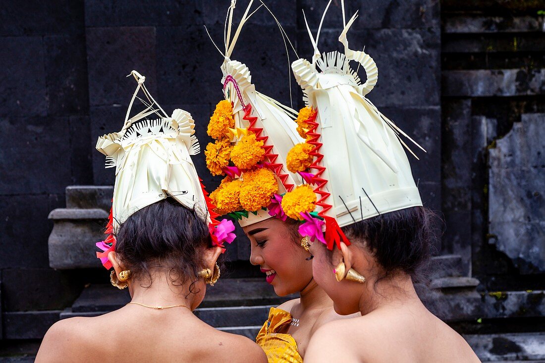 Junge balinesische Hindu-Frauen bei der Batara-Turun-Kabeh-Zeremonie, Besakih-Tempel, Bali, Indonesien
