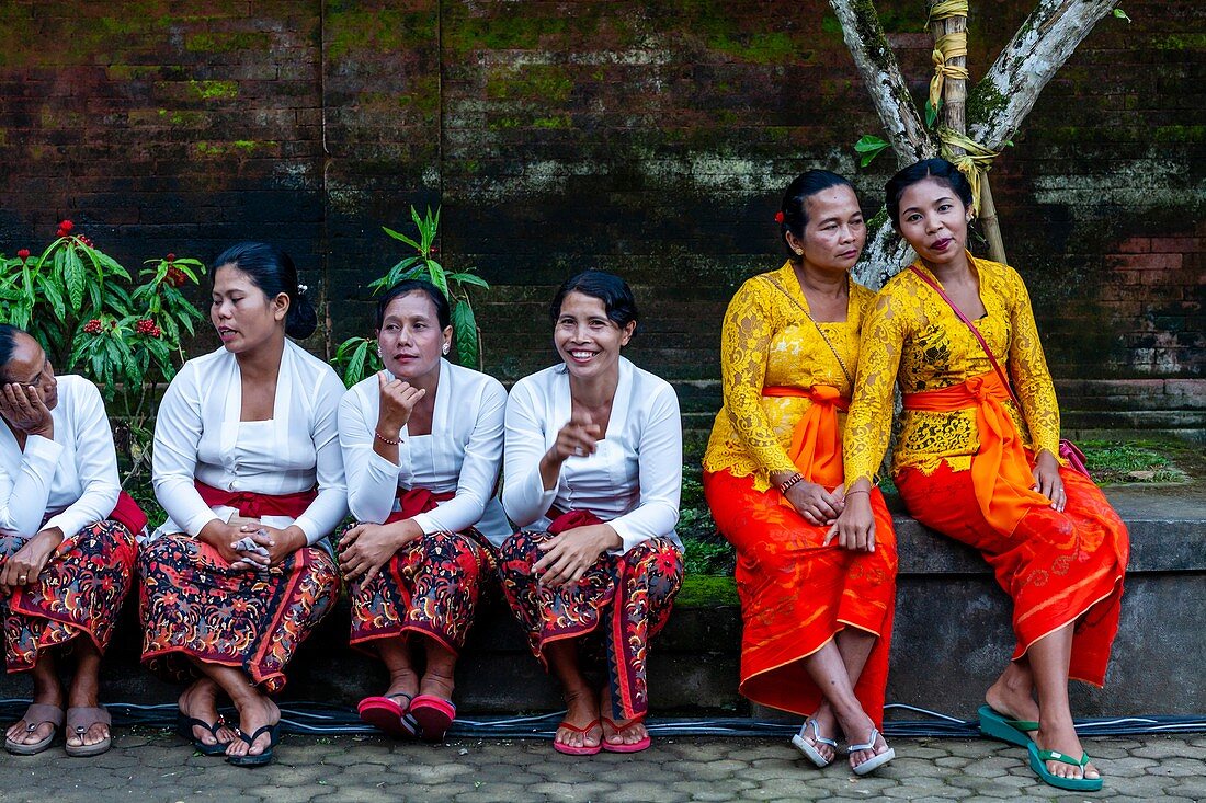 Eine Gruppe balinesischer Hindu-Frauen in traditioneller Kleidung bei einem Hindu-Festival, Wassertempel Tirta Empul, Bali, Indonesien
