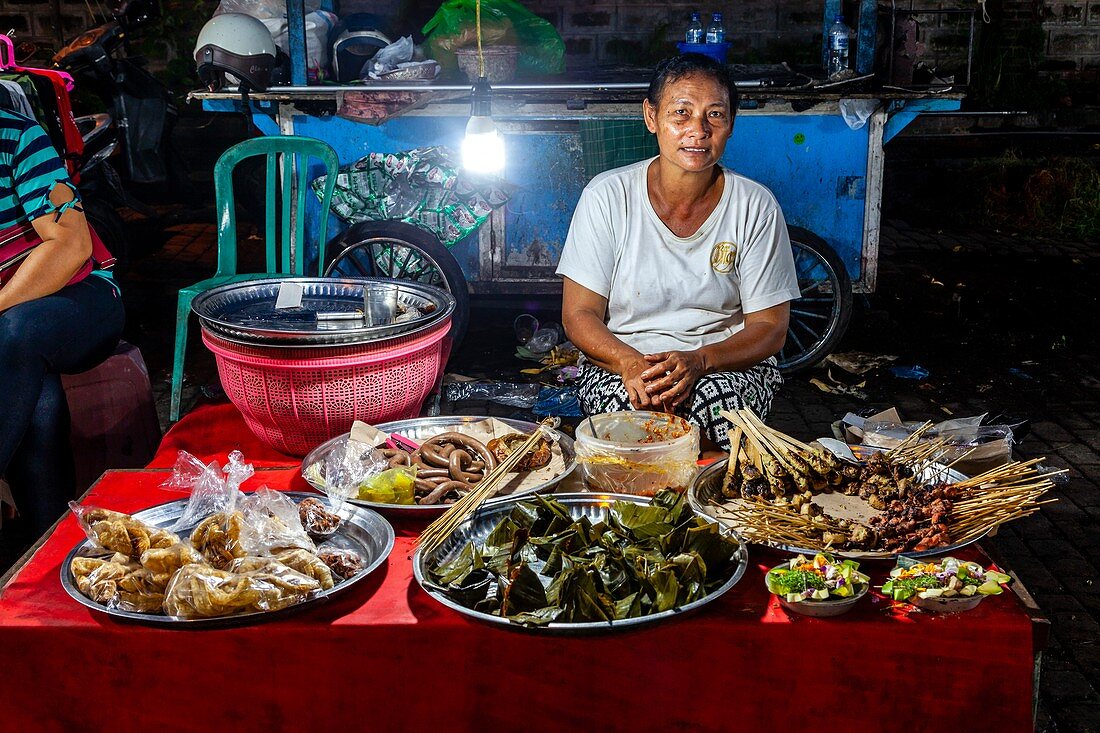 Ein Straßenverkaufsstand auf dem Nachtmarkt von Gianyar, Bali, Indonesien