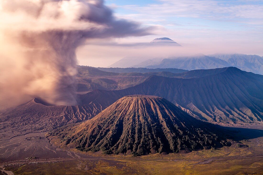 Erhöhte Ansicht des Mount Bromo, des Mount Batok und des Nationalparks Bromo-Tengger-Semeru , Java, Indonesien