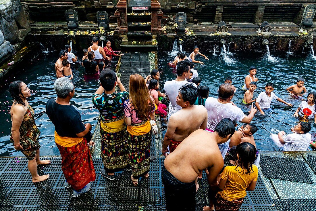 Balinesische Besucher baden in den Pools des 'Holy Spring' während eines Hindu-Festivals, Wassertempel Tirta Empul, Bali, Indonesien