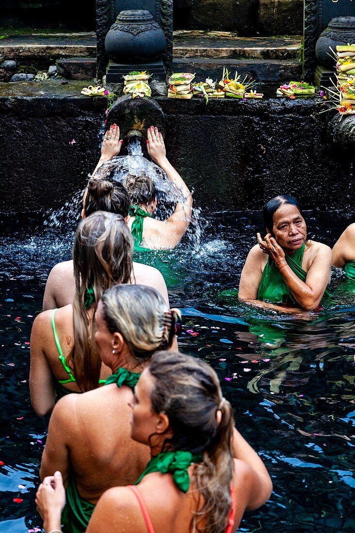 Ausländische Besucher baden am Wassertempel Tirta Empul, Bali, Indonesien