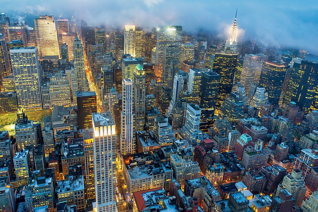 New York, Manhattan, Luftaufnahme in der Abenddämmerung