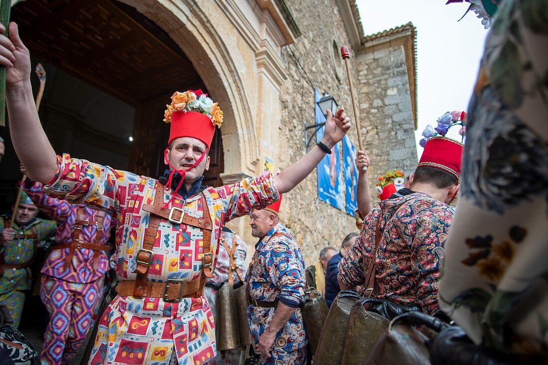 Almonacid del Marquesado, Cuenca, Kastilien-La Mancha, Spanien am 2. Februar 2020: La Endiablada, grob übersetzt „Die Bruderschaft der Teufel“, ist eine beeindruckende Tradition, die durch die Jahrhunderte mit Tanz, Farben, verrückten Kostümen und unglaublichem Lärm überlebt hat