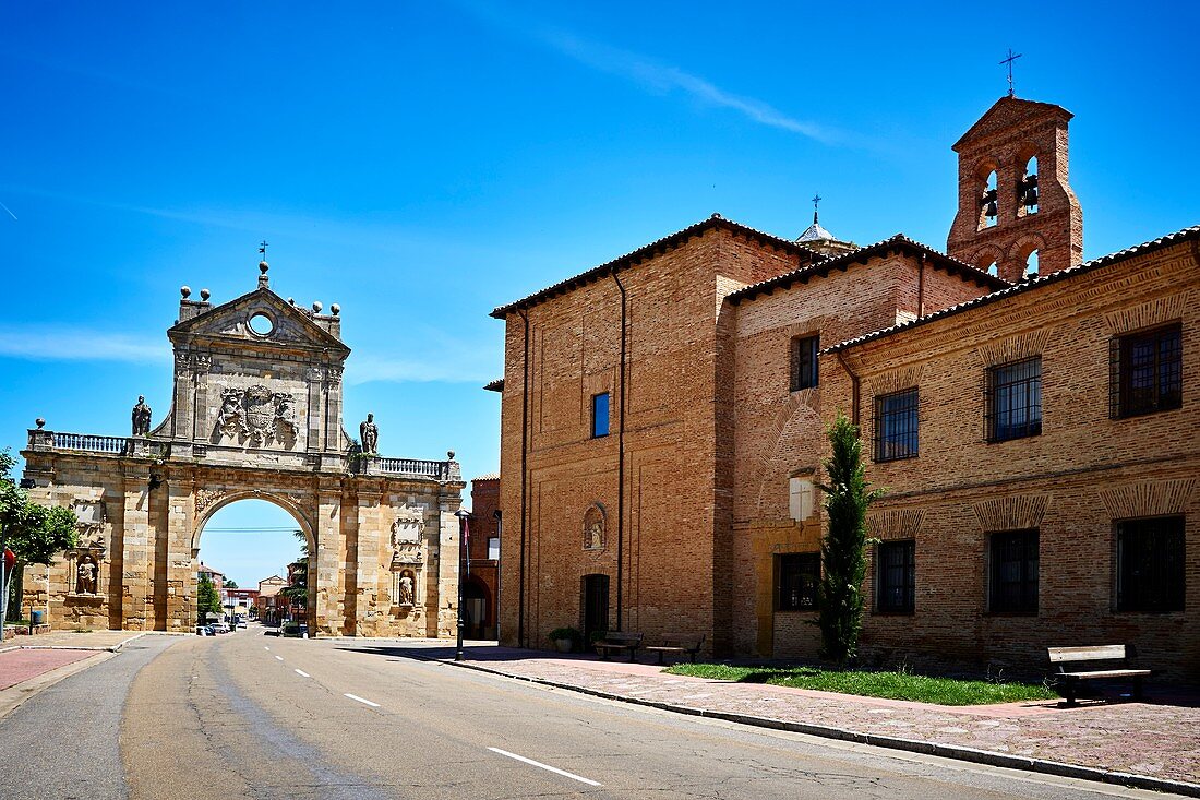 San Benito Arch, erbaut 1662 nach dem Entwurf des Architekten Felipe Berrojo, Kloster San Benito, das südliche Portal der Kirche, Französischer Weg, Jakobsweg, Sahagun, León, Kastilien und Leon, Spanien, Europa