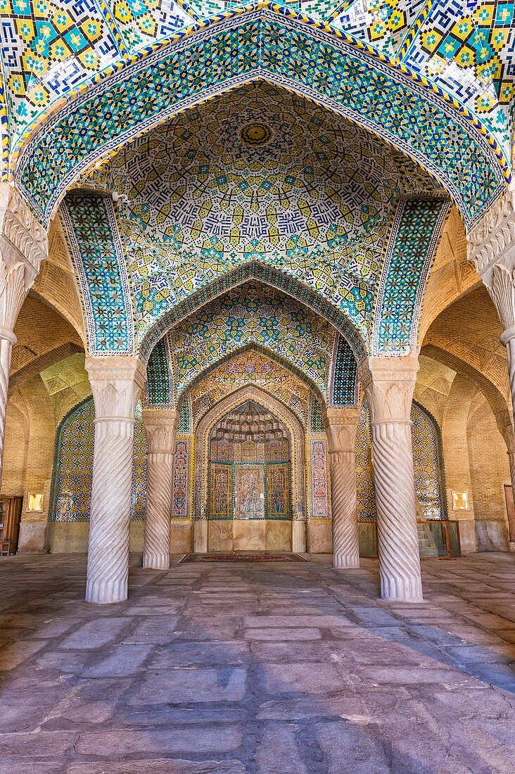 Shabestan-Säulen in der Gebetshalle, Vakil-Moschee, Schiraz, Provinz Fars, Iran