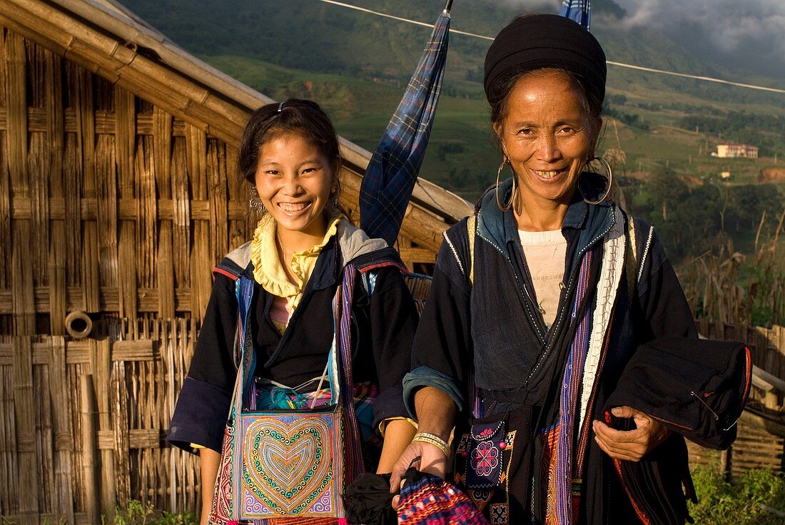 Einige Hmong-Frauen auf dem Weg nach Sapa in die nahe gelegenen Dörfer Lao Chai und Ta Van, Vietnam, Trekking von Sapa nach Lao Chai, Vietnam
