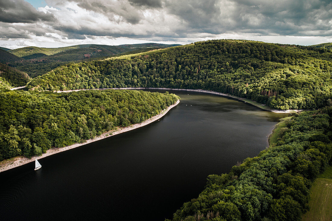 Die Eder mit Blick auf Hünselburg, Wooghölle am Arensberg und Mündung Bärenbach, Nationalpark Kellerwald-Edersee, Hessen, Deutschland, Europa