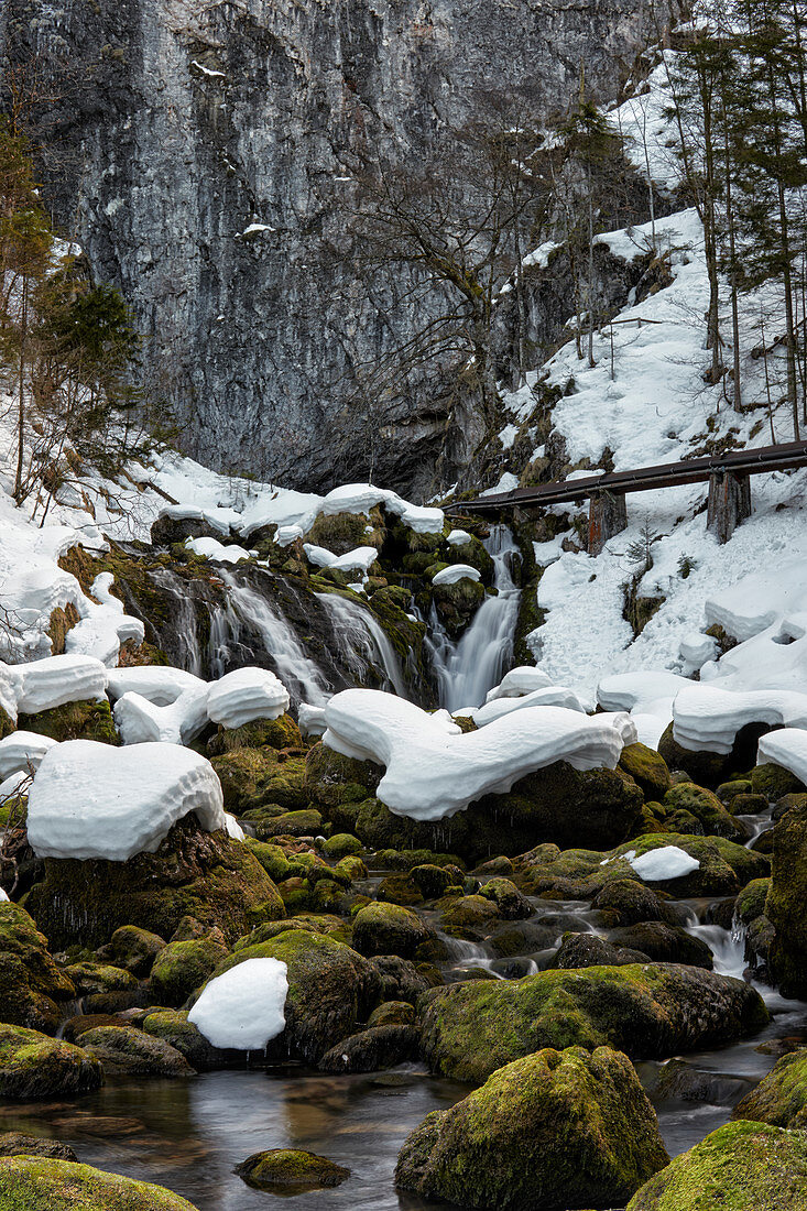 Wasserfall unterhalb des Pießling Ursprung, Oberösterreich, Österreich