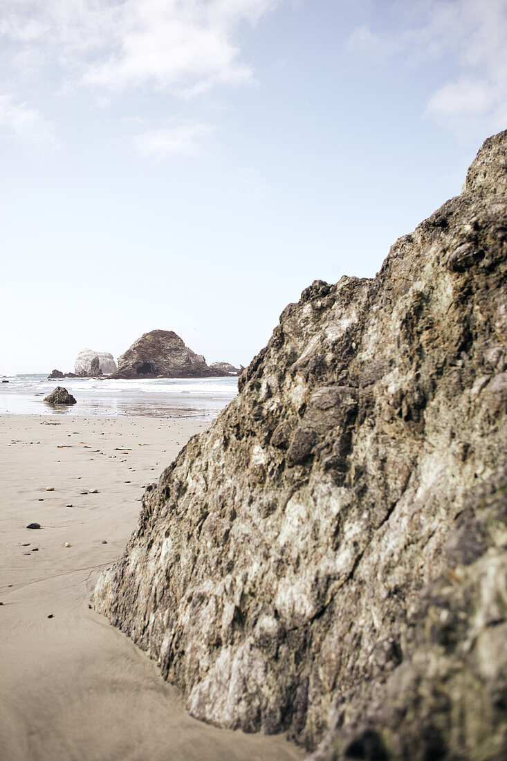Felsen am Strand von Big Sur, Kalifornien, USA.\n