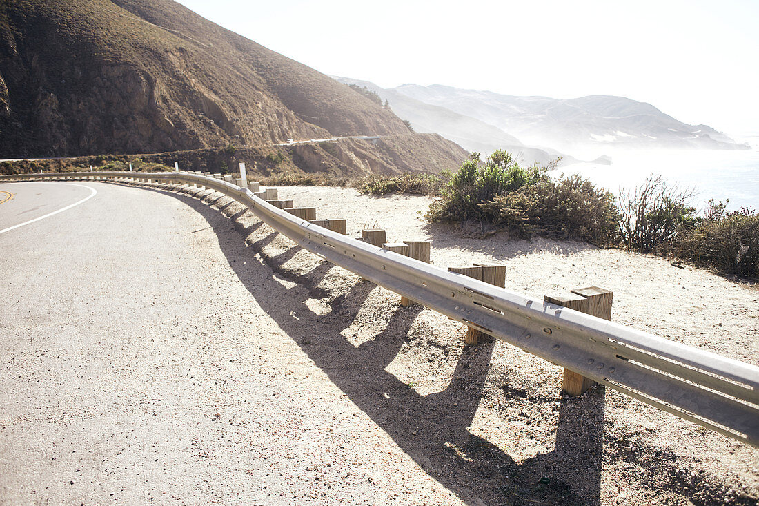 Leitplanke am Highway 1 mit Blick auf die Santa Lucia Range und den Pazifik, Big Sur State Park, Kalifornien, USA.