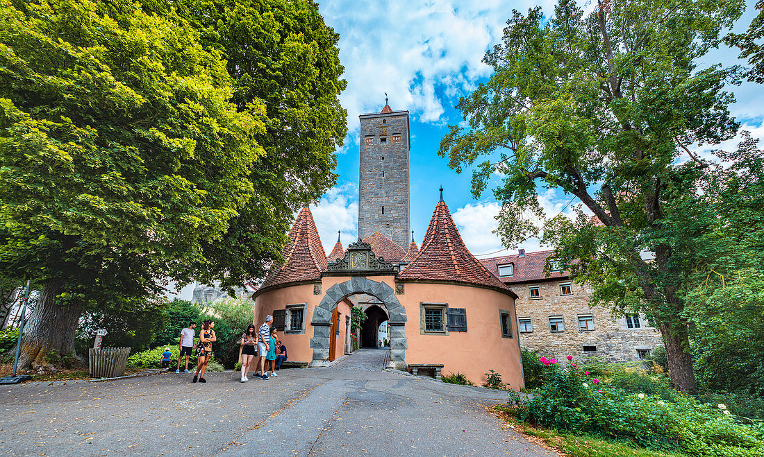 Burgturm und Stadttor in Rothenburg ob der Tauber, Bayern, Deutschland