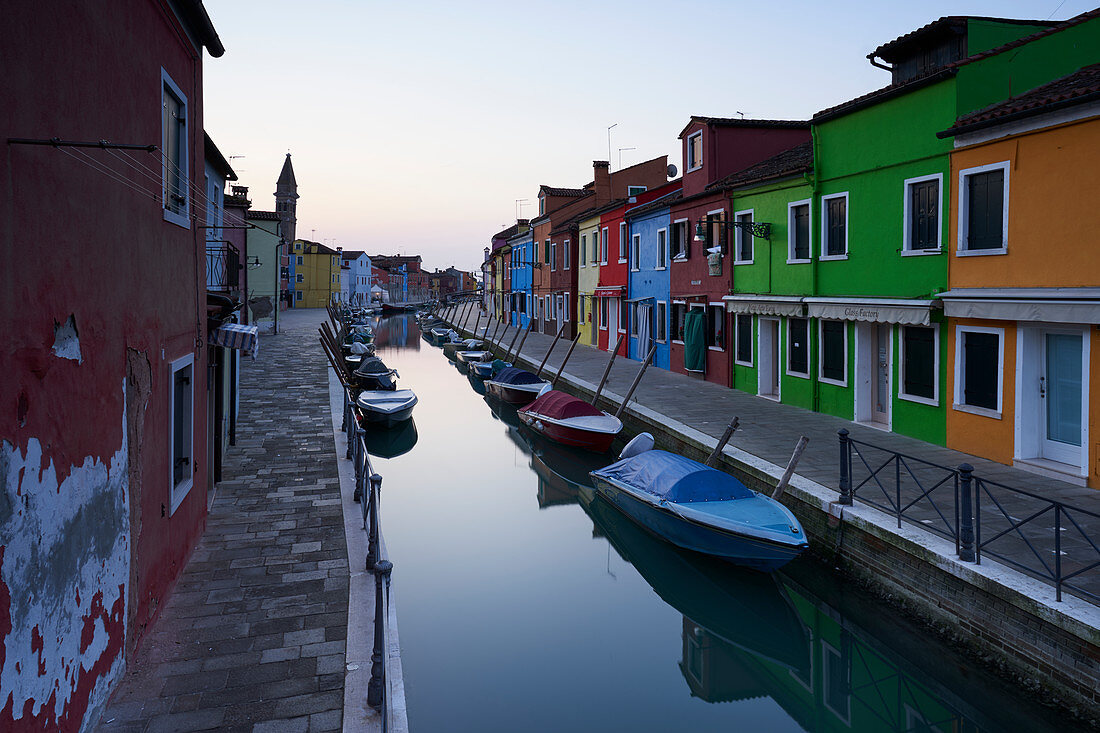 Bunte Häuser in Burano kurz vor Sonnenaufgang, Italien.