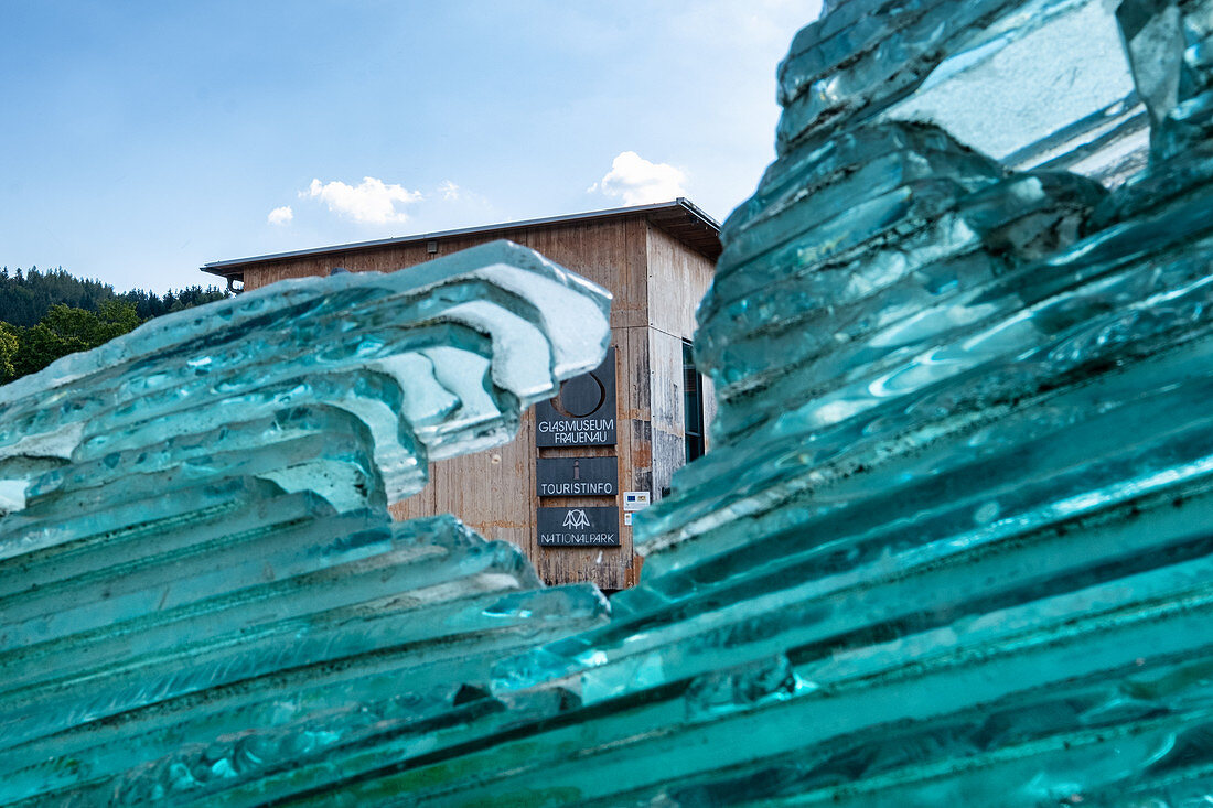 Blick auf das Glasmuseum in Frauenau, im Vordergrund die Glas-Arche, Nationalpark Bayerischer Wald, Niederbayern, Bayern, Deutschland, Europa
