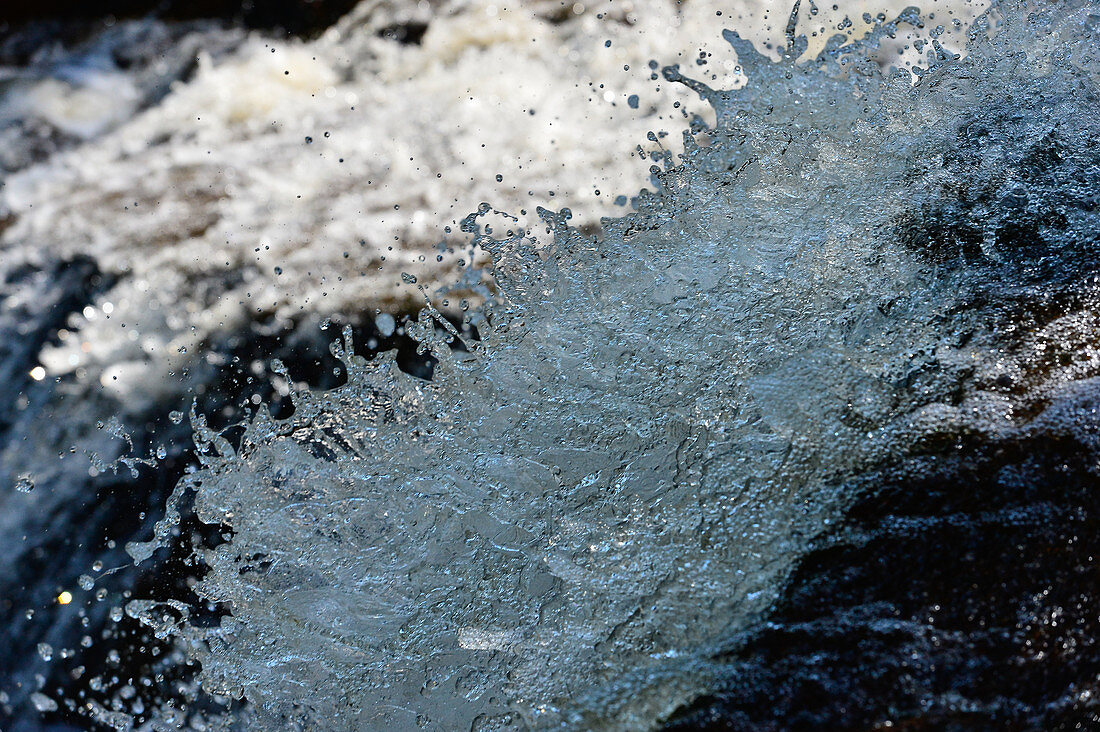 Nahaufnahme der Gischt im Wasserfall, Ramsele, Västernorrland, Schweden