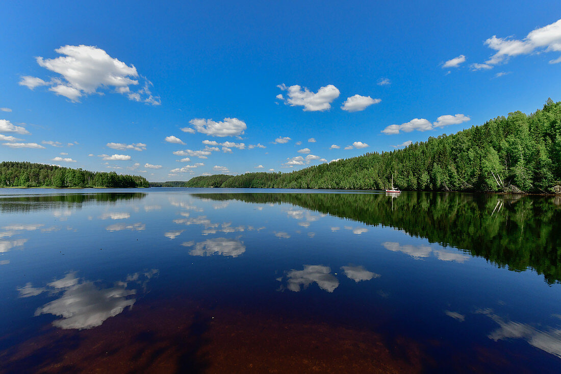 Ein völlig einsamer See mit Spiegelung des Himmels in Lappland, Junsele, Norrbottens Län, Schweden